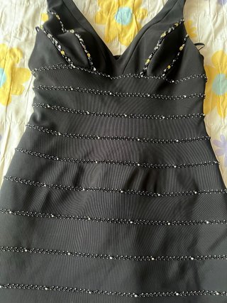 Vestido de fiesta negro con pedrería