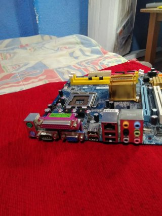 Placa base Gigabyte GA-945GCMX-52