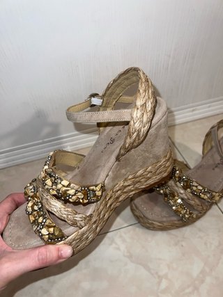 Sandalias cuña tiras pedrería beige/dorado