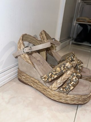 Sandalias cuña tiras pedrería beige/dorado