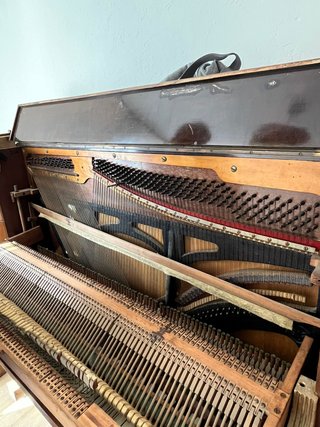 Piano de madera antiguo