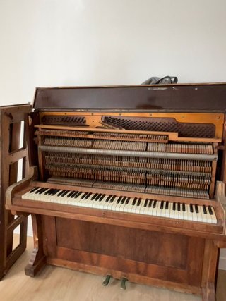 Piano de madera antiguo
