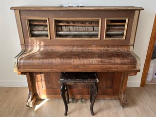 Piano de madera antiguo