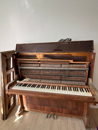 Piano de madera antiguo