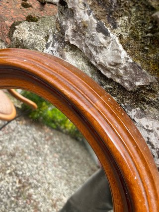 Espejo de madera con marco curvo