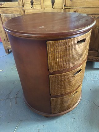 Mesa auxiliar redonda de mimbre y madera
