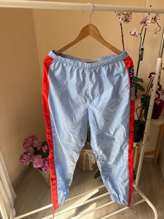 Pantalón chubasquero azul y rojo