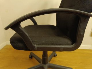 Silla de oficina negra giratoria