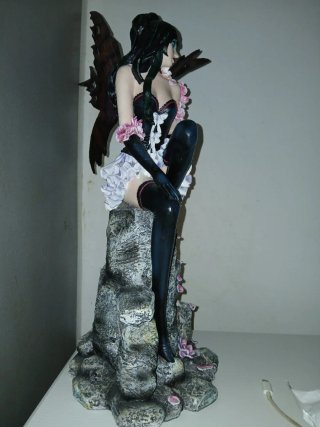 Statua Fata Kerry con Ali Rosse
