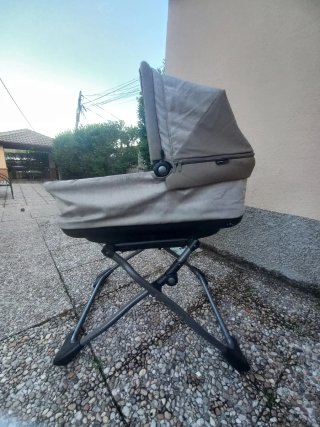 Cuna de bebé con soporte