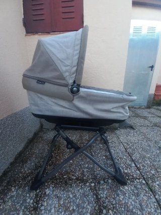 Cuna de bebé con soporte