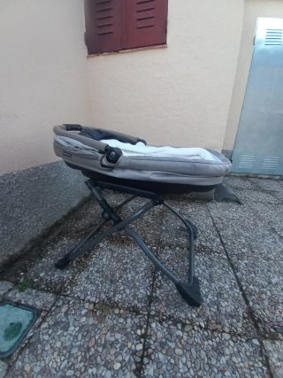 Cuna de bebé con soporte