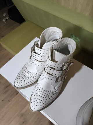 Botines blancos con tachuelas y hebillas