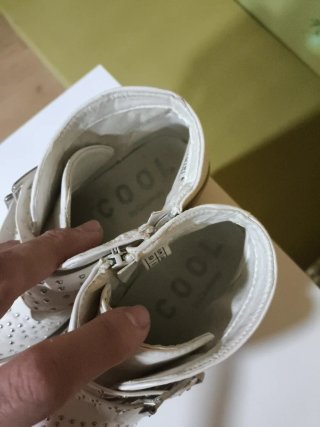 Botines blancos con tachuelas y hebillas