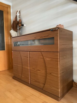 Aparador de nogal con puertas curvas