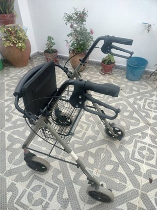 Andador 4 ruedas plegable con frenos