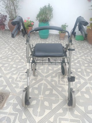 Andador 4 ruedas plegable con frenos