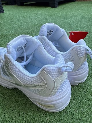 Zapatillas New Balance Blancas y Plateadas