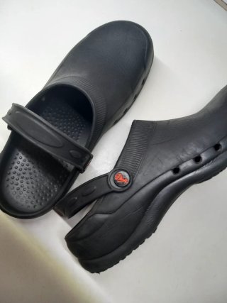 Zuecos Dian Negros