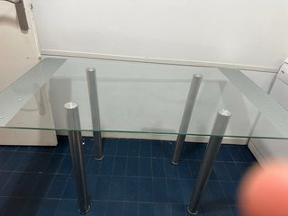 Mesa de comedor cristal y metal con decorados
