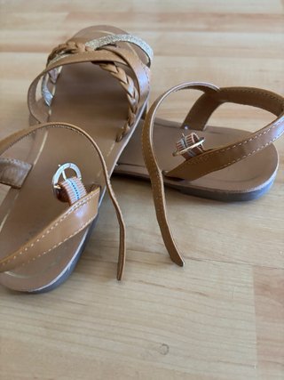 Chanclas niña Kiabi marrón y dorado num 33