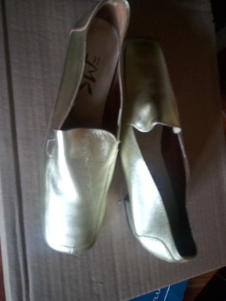 Zapatos dorados elegantes