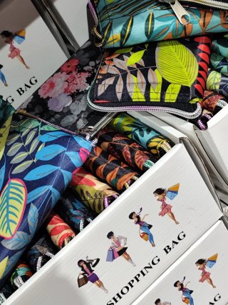 Bolso de mano con estampado floral (x unidad)