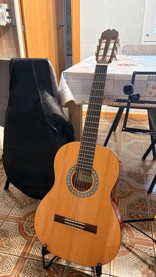 Guitarra Admira + Accesorios