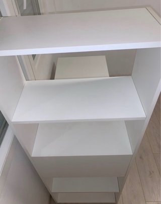 Escritorio juvenil blanco con estantería