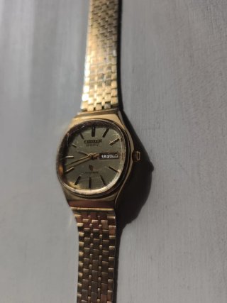 Reloj Citizen Crystron Dorado