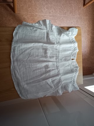 Camisa blanca con volantes
