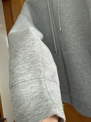 Chaqueta gris con cremallera
