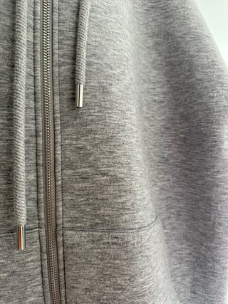 Chaqueta gris con cremallera