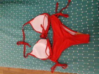 Bikini rojo con tiras