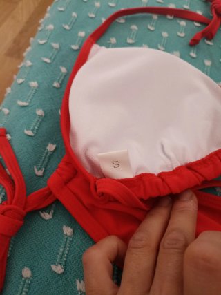 Bikini rojo con tiras