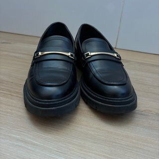 Mocasines negros detalle dorado
