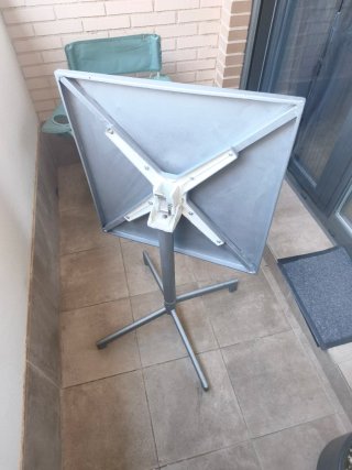 Mesa de terraza plegable gris