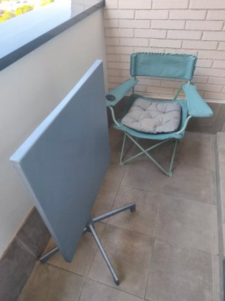 Mesa de terraza plegable gris