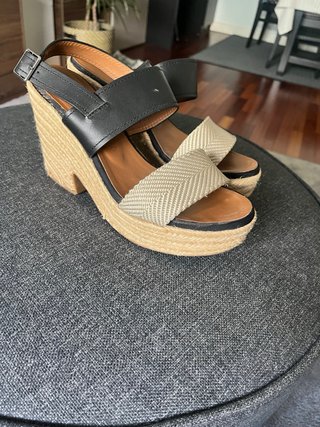 Sandalias cuña Bimba y Lola beige y negro