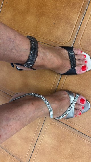 Sandalias de tacón negras y beige
