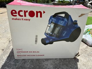Aspiradora azul con manguera y cepillo