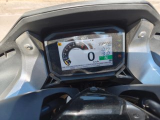 Honda Forza 750 color burdeos