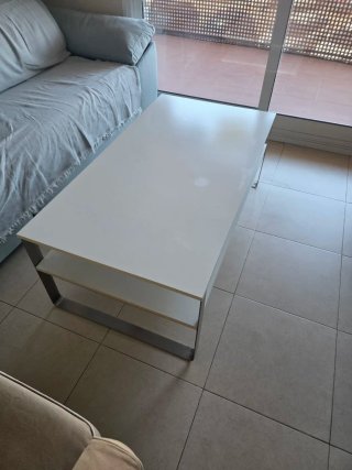 Mesa baja salón blanca y plateada