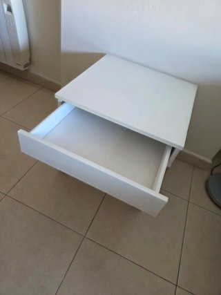 Mesa baja salón blanca y plateada