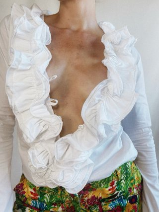 Blusa Pre-Loved blanca con maxi volantes y corte e
