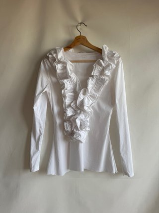 Blusa Pre-Loved blanca con maxi volantes y corte e