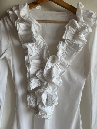 Blusa Pre-Loved blanca con maxi volantes y corte e
