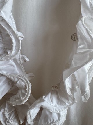 Blusa Pre-Loved blanca con maxi volantes y corte e