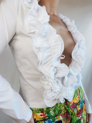 Blusa Pre-Loved blanca con maxi volantes y corte e