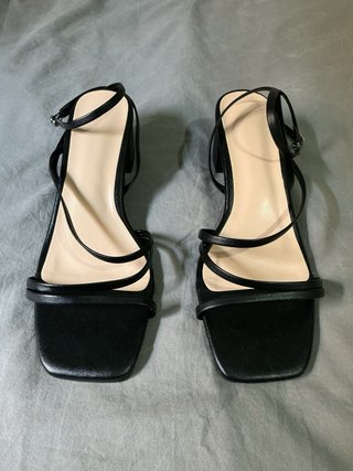 Tacones negros estilo sandalias